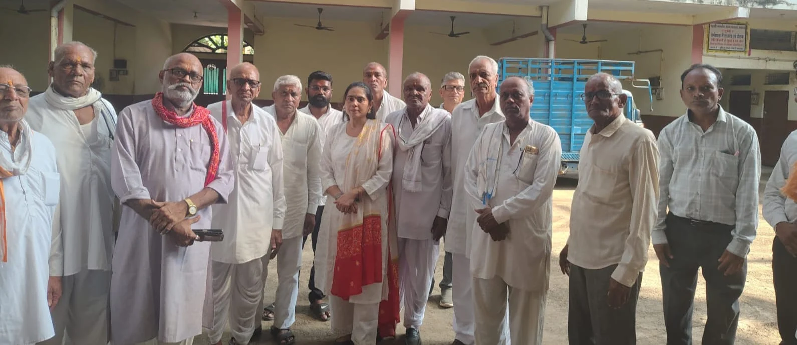 कुटुंब आश्रय समिति के वार्षिकोत्सव में अतिथियों, समाजबंधुओं एवं कार्यकर्ताओं का सामूहिक फोटो