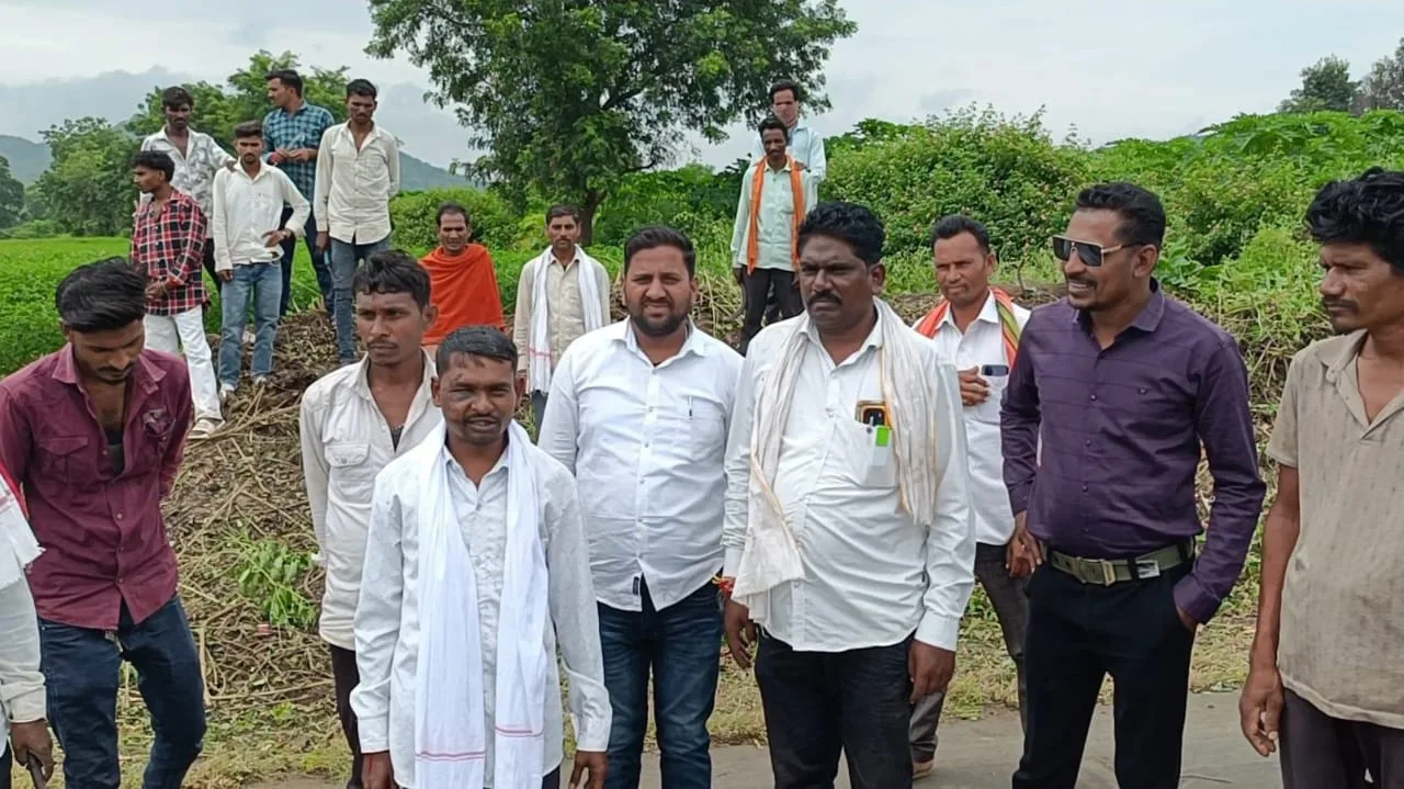 ग्रामीणों ने मिलकर मोरवाल फाटा का खतरनाक मोड़ किया साफ