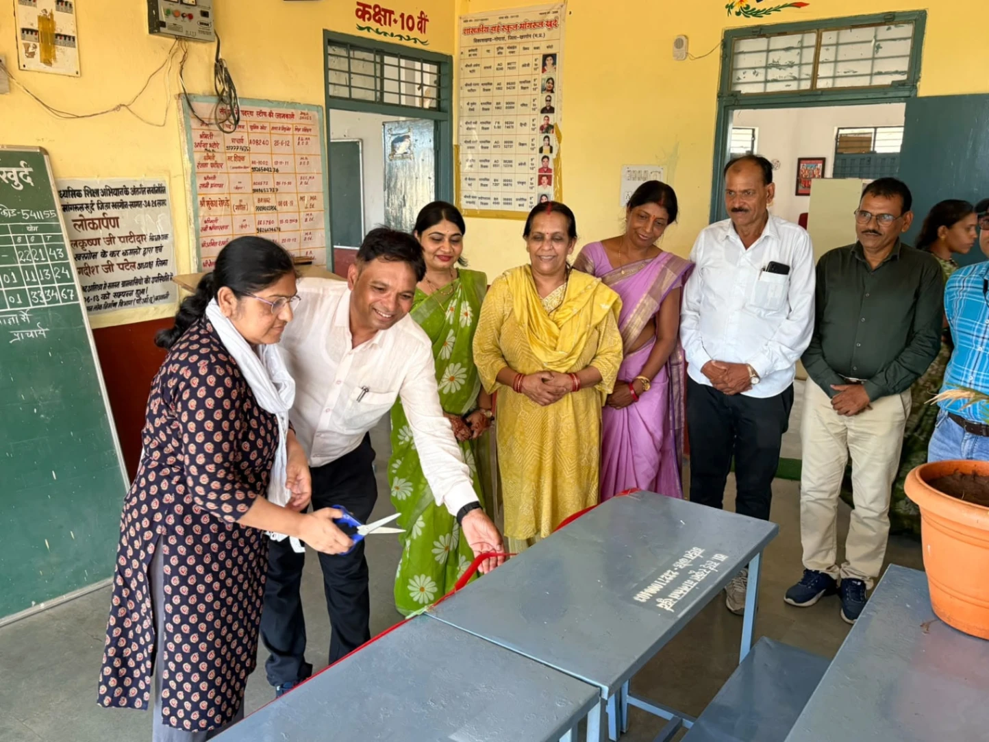 प्राथमिक विद्यालय मांगरूल को दिए 5 सेट फर्नीचर